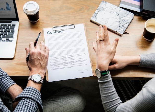 Free photo business people discussing a contract