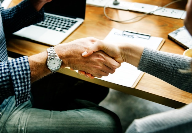 Free photo business people shaking hands in agreement