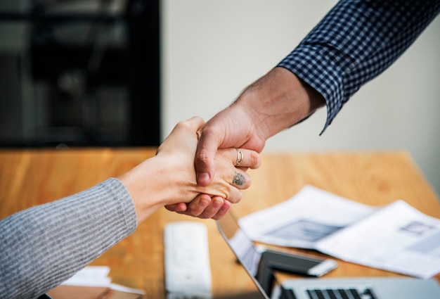 Free photo business people shaking hands in agreement