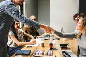 Free photo business people shaking hands in agreement