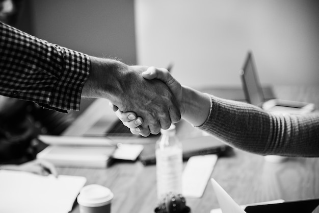 Free photo business people shaking hands in agreement