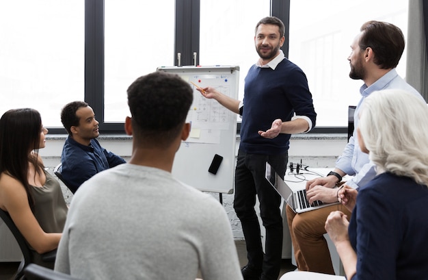 Free photo business team discussing their ideas while working in office