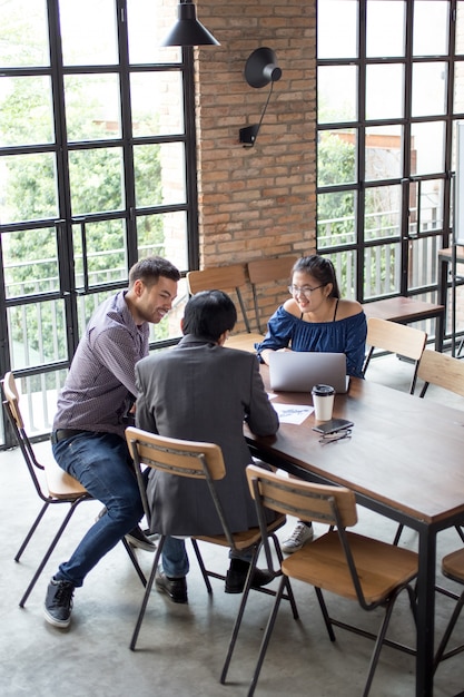 Free photo business team working at cafe table