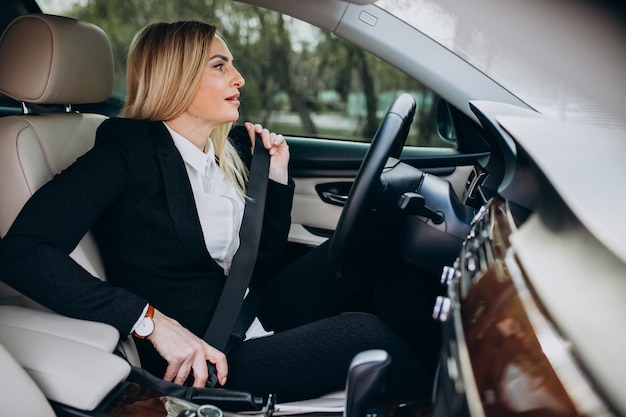 Free photo business woman in car on business trip