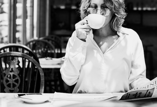 Free Photo business woman reading newspaper in the morning