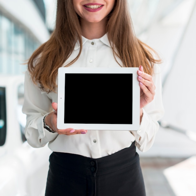 Free photo business woman with a tablet in the street