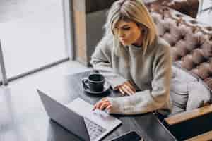 Free photo business woman working on computer in a cafe