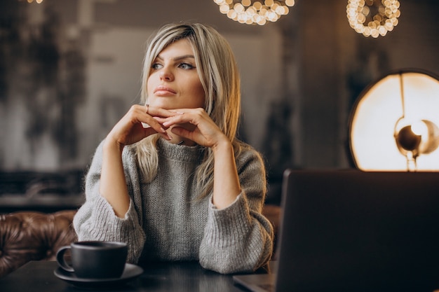 Free photo business woman working on computer in a cafe