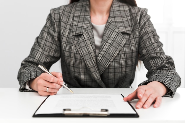 Free photo business woman working in a office desktop