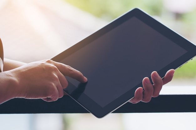 Free photo business woman working on tablet.