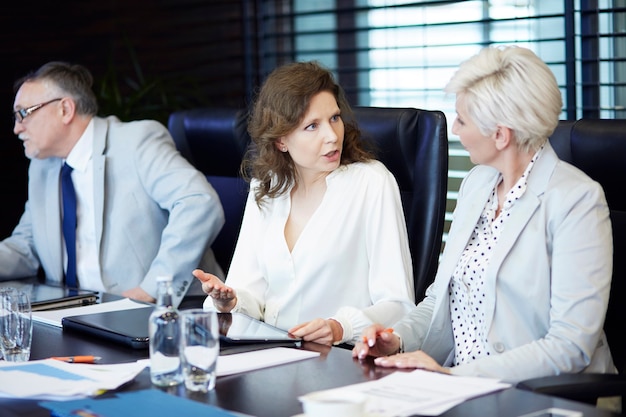 Free Photo business women conversating at work