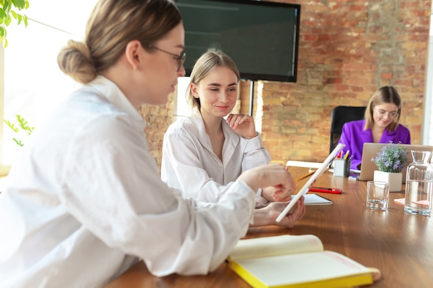 Free Photo business young caucasian woman in modern office with team