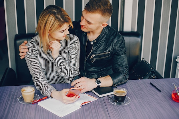 Free photo businessman and businesswoman in a cafe