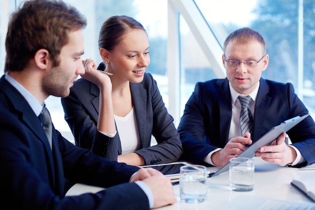 Free photo businessman explaining his proposal