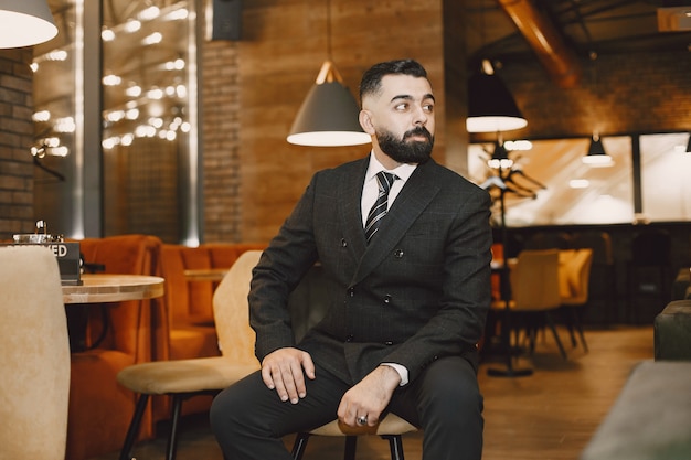 Free photo businessman posing in a cafe