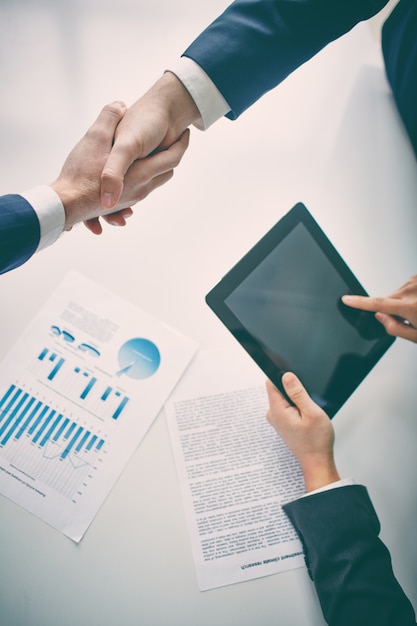 Free photo businessman shaking hands with client