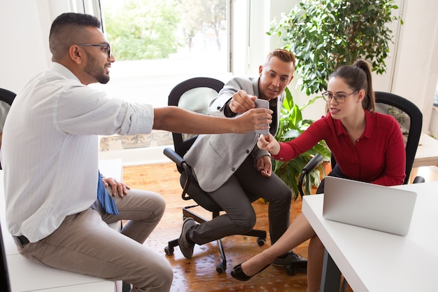 Free photo businessman showing message to colleagues