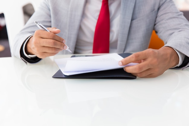 Free photo businessman signing contract