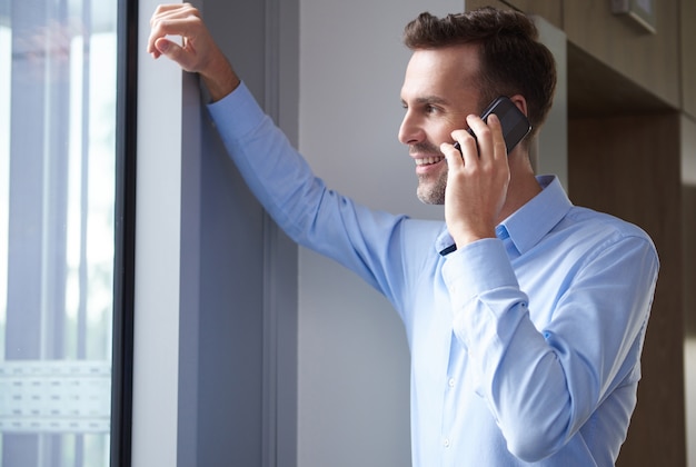 Free photo businessman talking on the phone at work