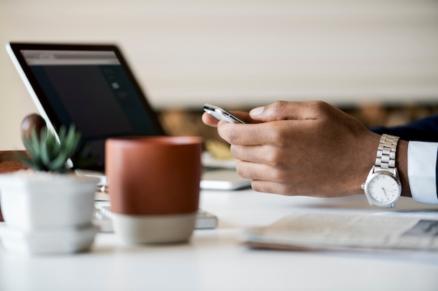 Free photo businessman using mobile phone at work