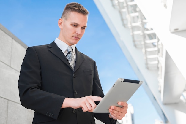 Free photo businessman with clipboard