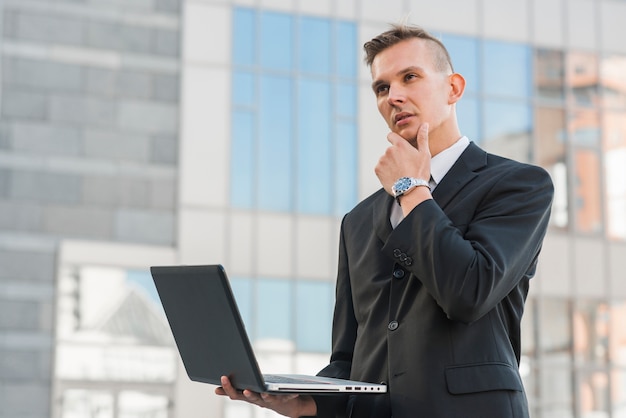 Free photo businessman with laptop