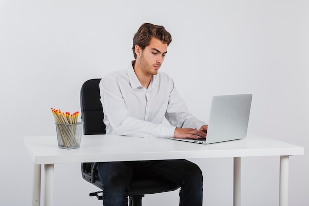 Free photo businessman workin at his desk