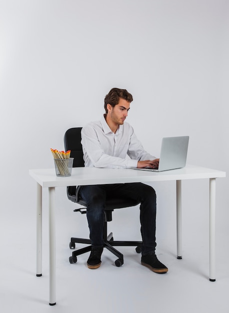 Free photo businessman working with laptop