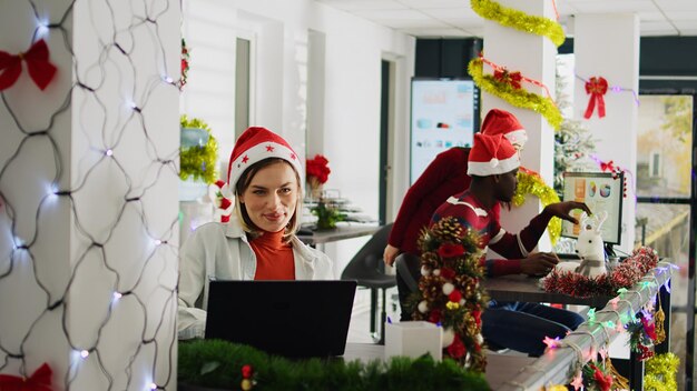 Free photo businessmen in christmas adorn office