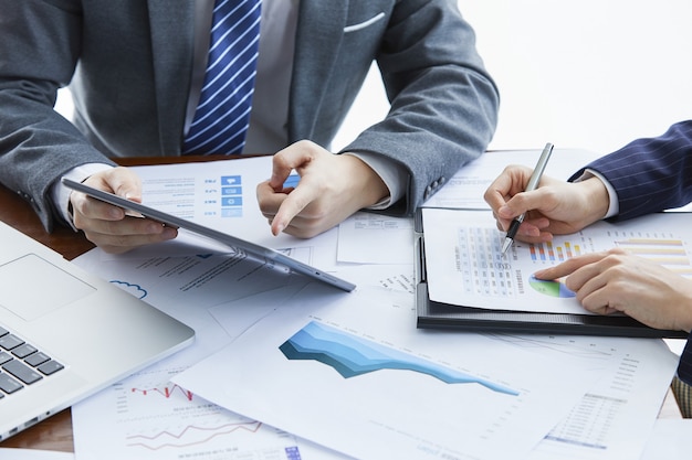 Free photo businessmen in elegant suits at a business meeting discussing a new project in the office