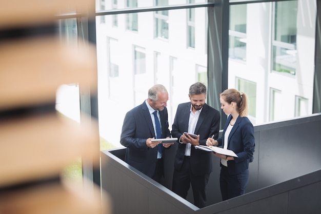 Free Photo businesspeople having a discussion in office