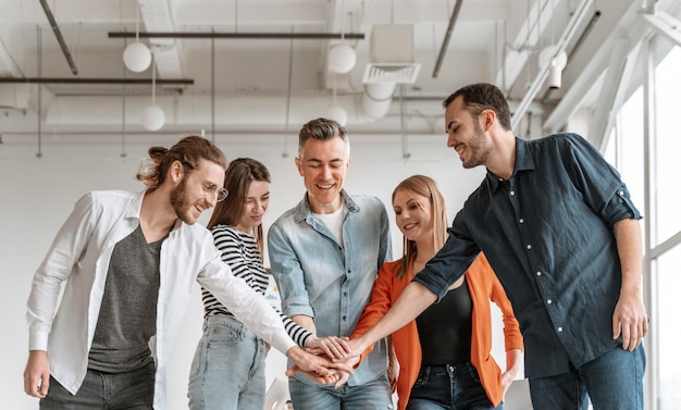 Free photo businesspeople meeting at office hand shake