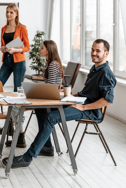 Free photo businesspeople meeting at office working together