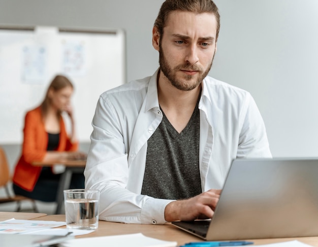 Free photo businesspeople meeting at office working