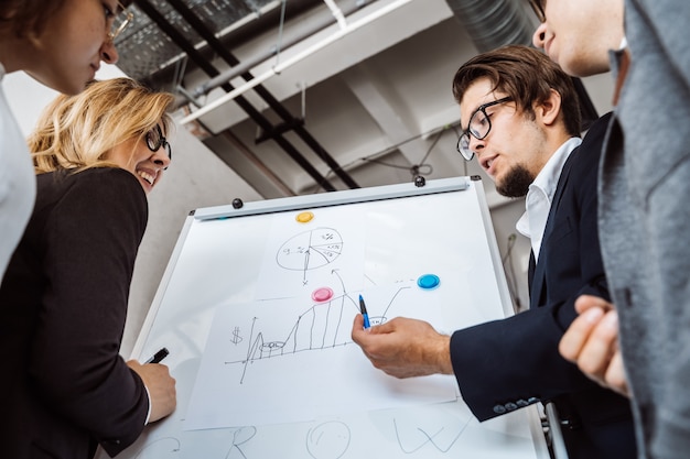 Free Photo businesspeople with whiteboard discussing strategy in a meeting