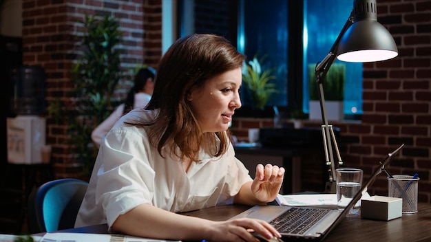 Free photo businesswoman celebrating finalizing agreement with client