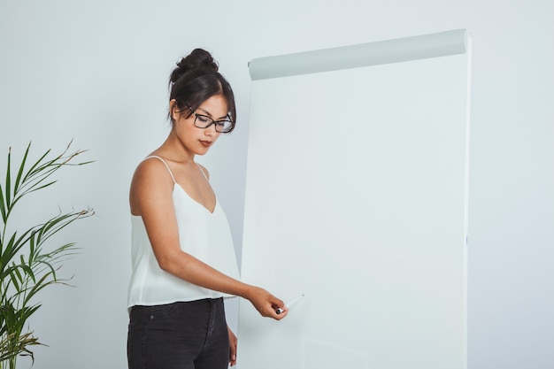 Free photo businesswoman during a presentation with whiteboard