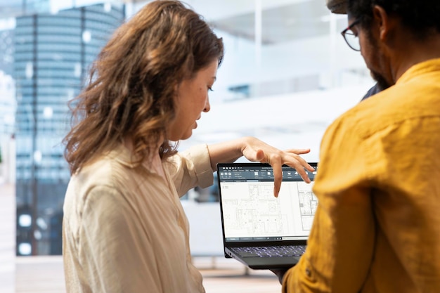 Free photo businesswoman explaining her renovation vision on a laptop