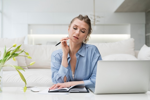 Free photo businesswoman holding pen