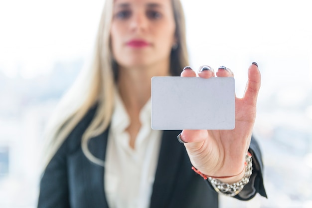 Free Photo businesswoman showing blank visiting card