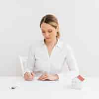 Free photo businesswoman signing the document contract of a sale for a new house