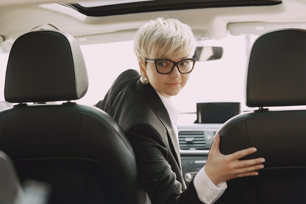 Free photo businesswoman sitting inside a car