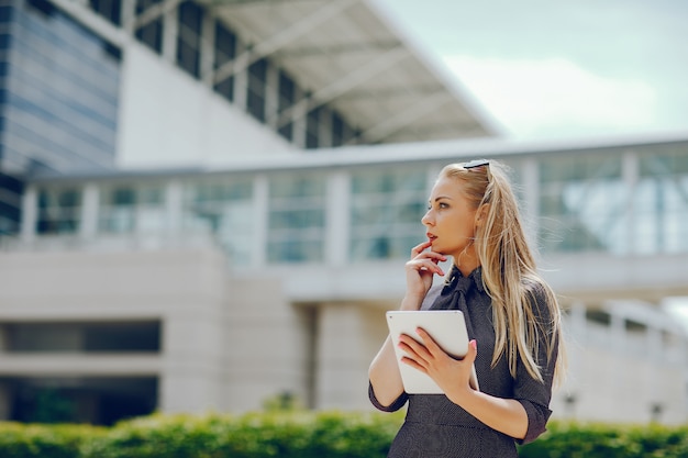 Free Photo businesswoman in a summer city