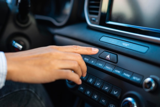 Free photo businesswoman using the dashboard of her car