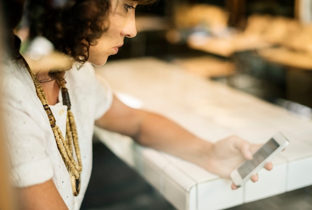 Free photo businesswoman using mobile phone in coffee shop