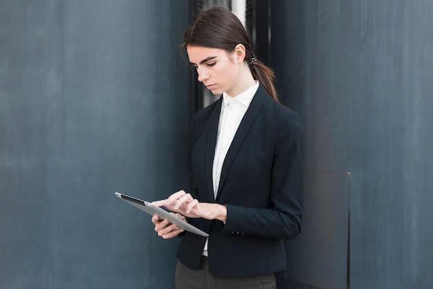 Free Photo businesswoman using tablet