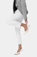 Free photo businesswoman wearing her white high heel