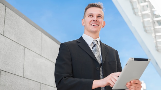 Free photo businesswoman with clipboard