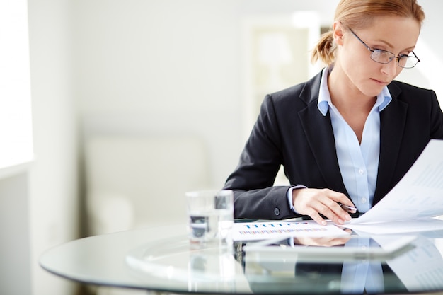 Free photo businesswoman with glasses working hard