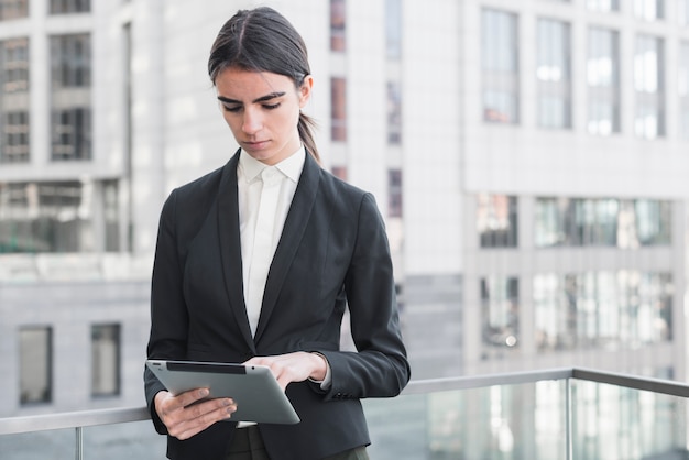 Free Photo businesswoman with tablet